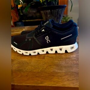On cloud x3 sz 9.5- classic black and white brand new!!